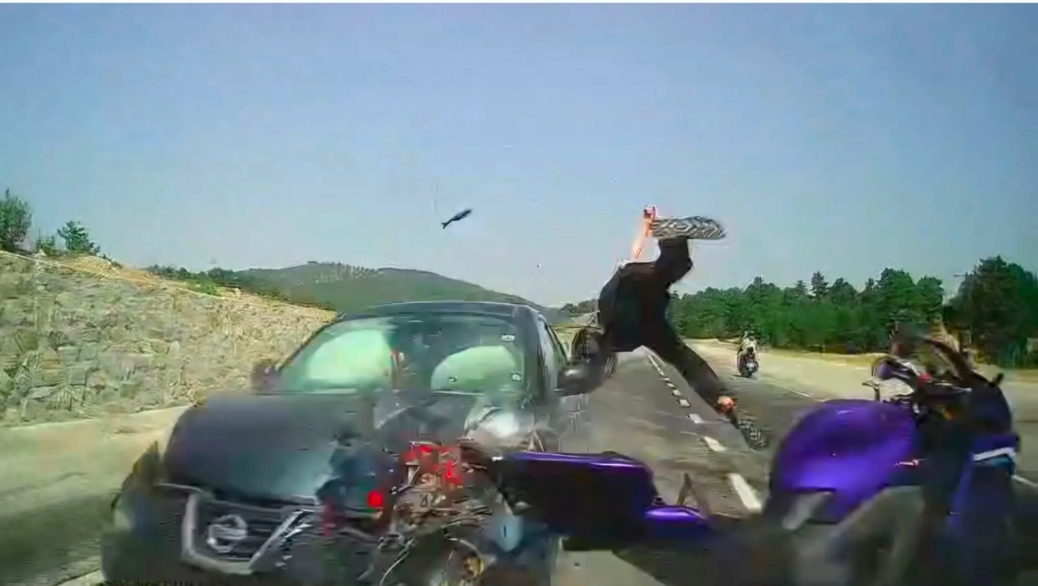 Kütahya'da Kaza Anı Kamerada: Motosiklet Sürücüsü Havada Uçtu