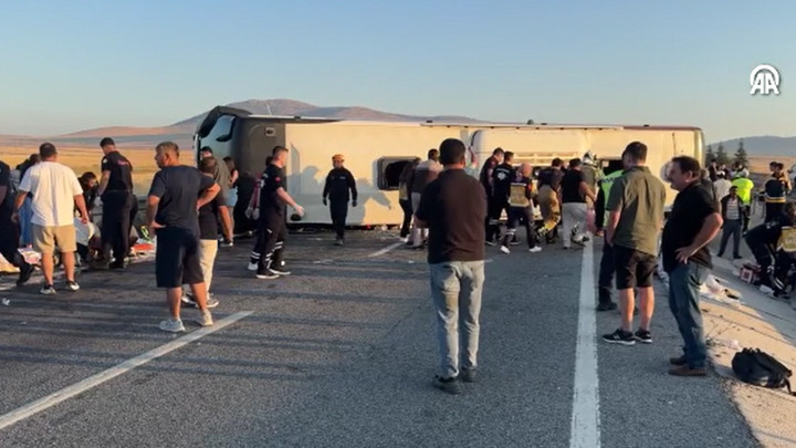 Kütahya'da otobüs devrildi: 31 yaralı