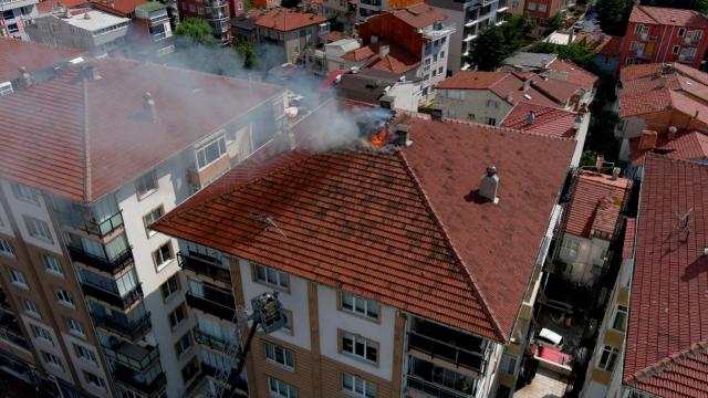 Kütahya'da yıldırım düşen binanın çatısında yangın çıktı