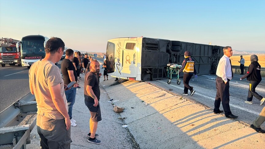 Kütahya'da Yolcu Otobüsü Devrildi: 31 Yaralı