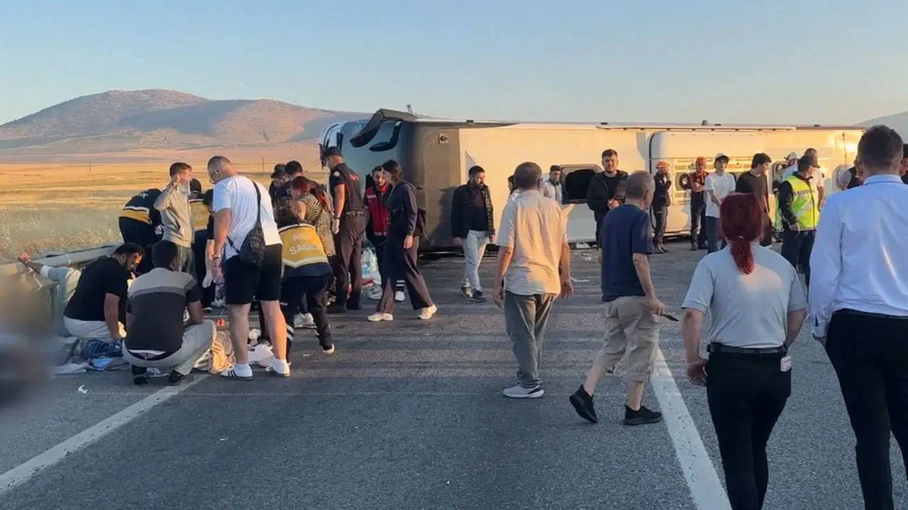 Kütahya'da yolcu otobüsü devrildi: 31 yaralı