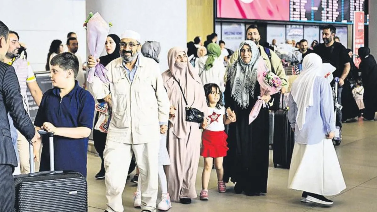 Kutsal topraklardan dönen hacılar çiçeklerle karşılandı