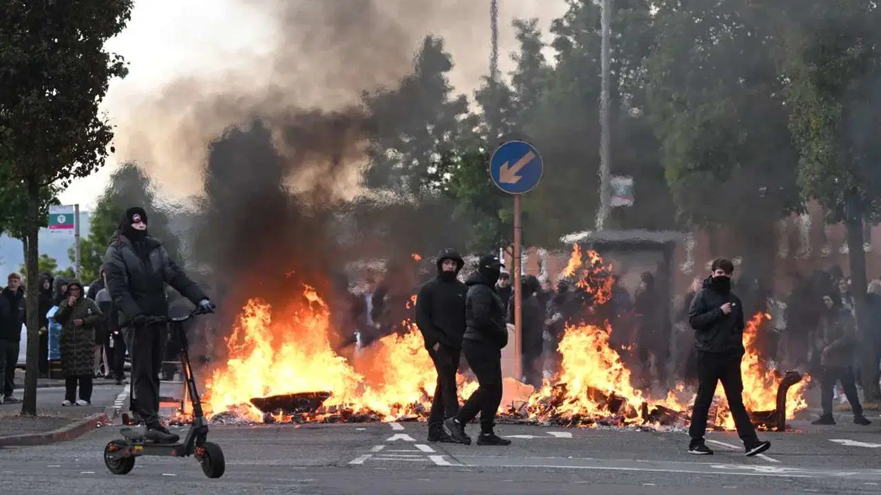 Kuzey İrlanda’da bıçaklı saldırı sonrası göçmen karşıtı protestolarda araçlar ve evler ateşe verildi