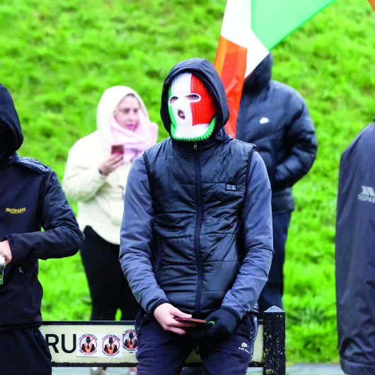 Kuzey İrlanda'da Orange Order Gerilimi: 28 Yıl Sonra Katolik Mahallesinden Geçiş Krizi