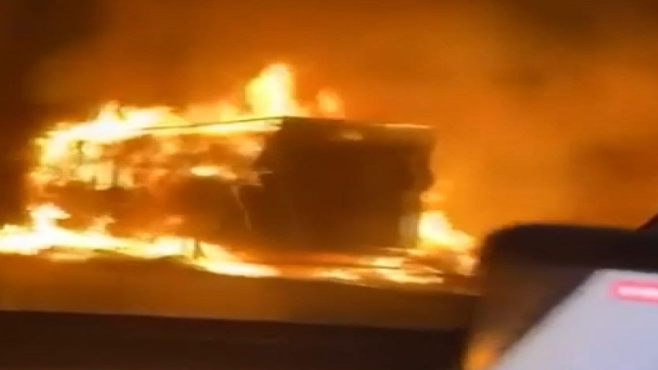Kuzey Marmara Otoyolu'nda Saman Yüklü TIR Alev Alev Yandı