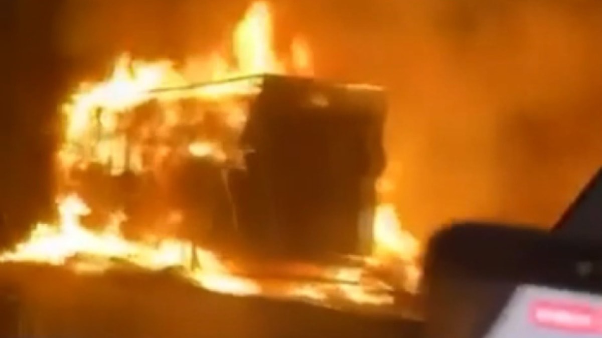 Kuzey Marmara Otoyolu'nda Saman Yüklü TIR Alev Alev Yandı