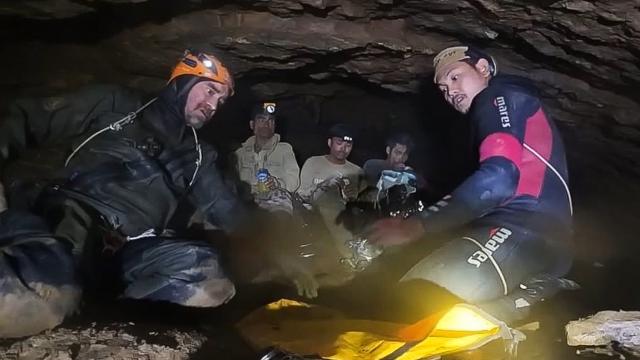 Laos'ta mahsur kalan madenciler suların çekilmesiyle kurtuldu