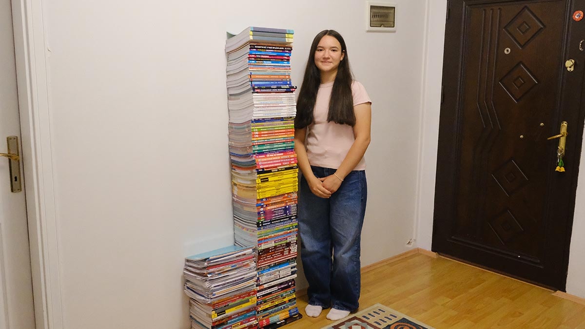 LGS Türkiye Birincisi İpek, Boyu Kadar Kitapla Poz Verdi