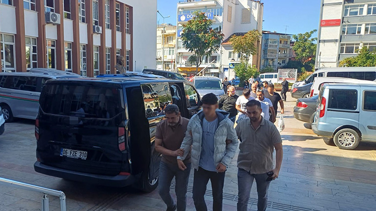 Lise Önünde Pompalı Tüfek Alarmı: 3 Tutuklama