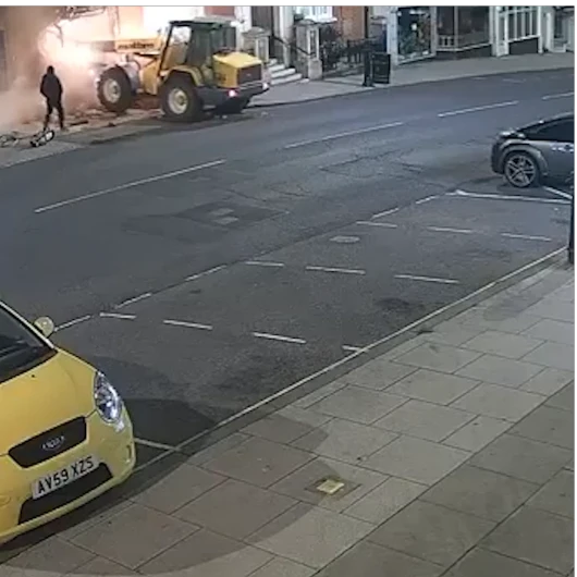 Londra'da ATM Soygunu: İş Makinesiyle Kopya Saldırılar