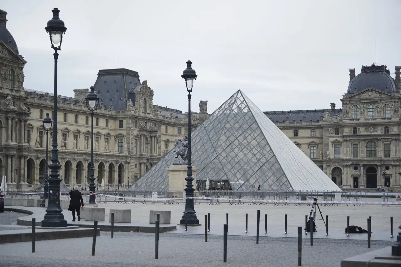 Louvre Müzesi Kapanma Tehlikesiyle Karşı Karşıya