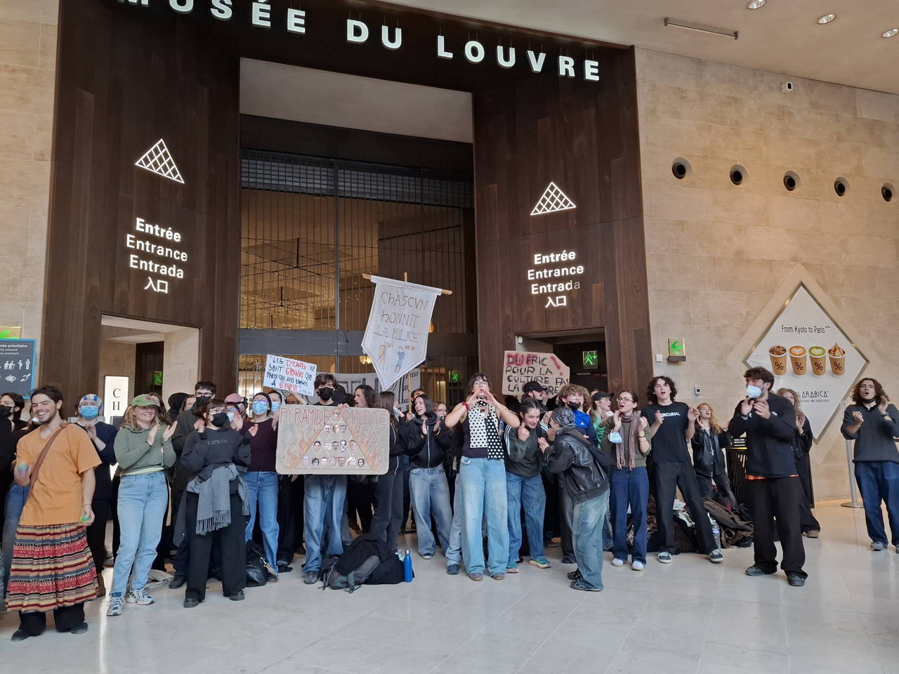 Louvre Müzesi'nde öğrenci protestosu: Girişler kapatıldı