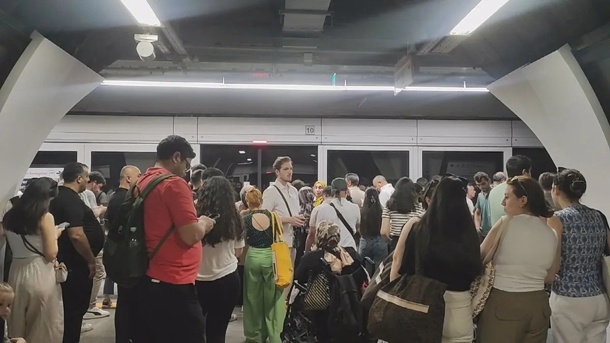 M7 Metro Hattı'nda Arıza: Yolcular Tünelde Yürüdü