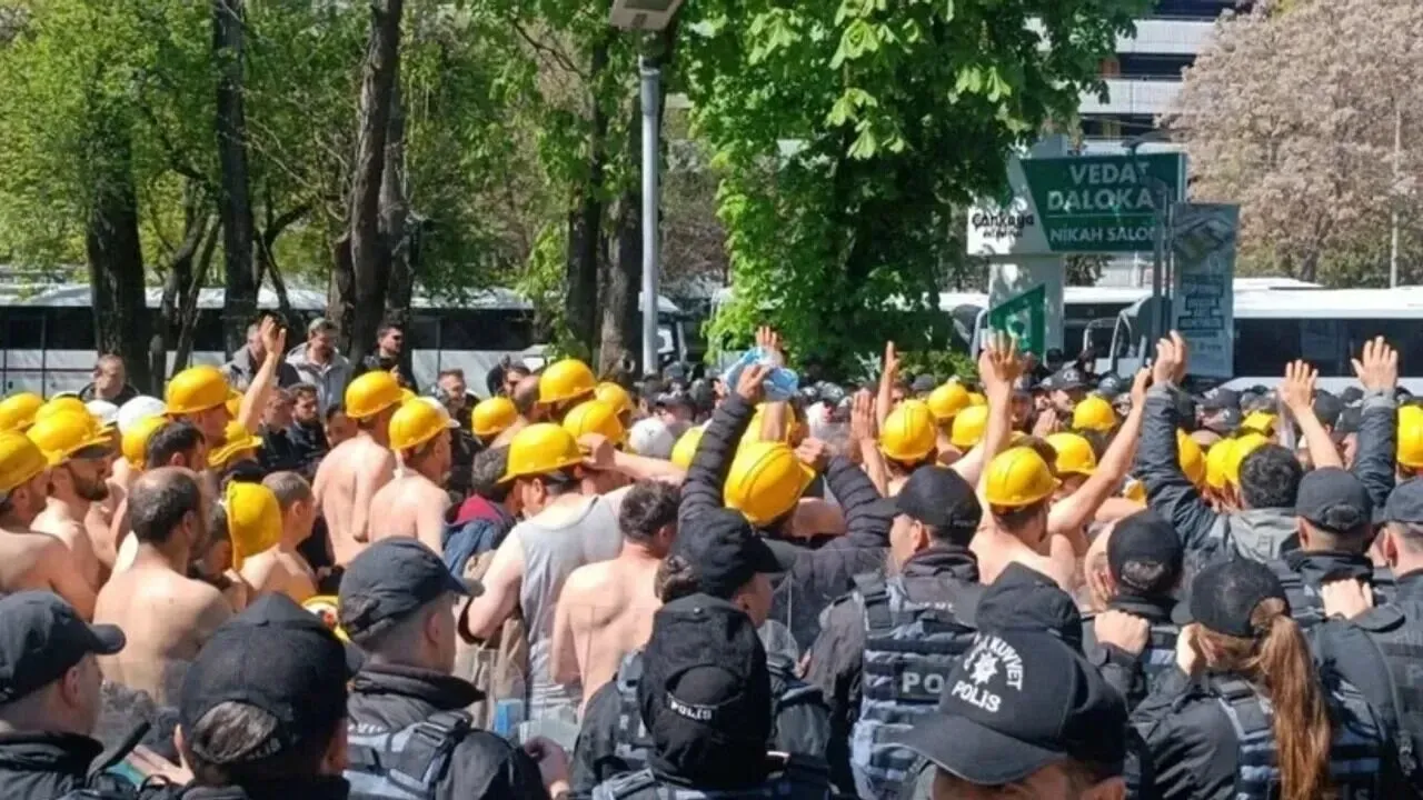 Maaş alamayan madenciler İçişleri Bakanlığı önünde protestoda
