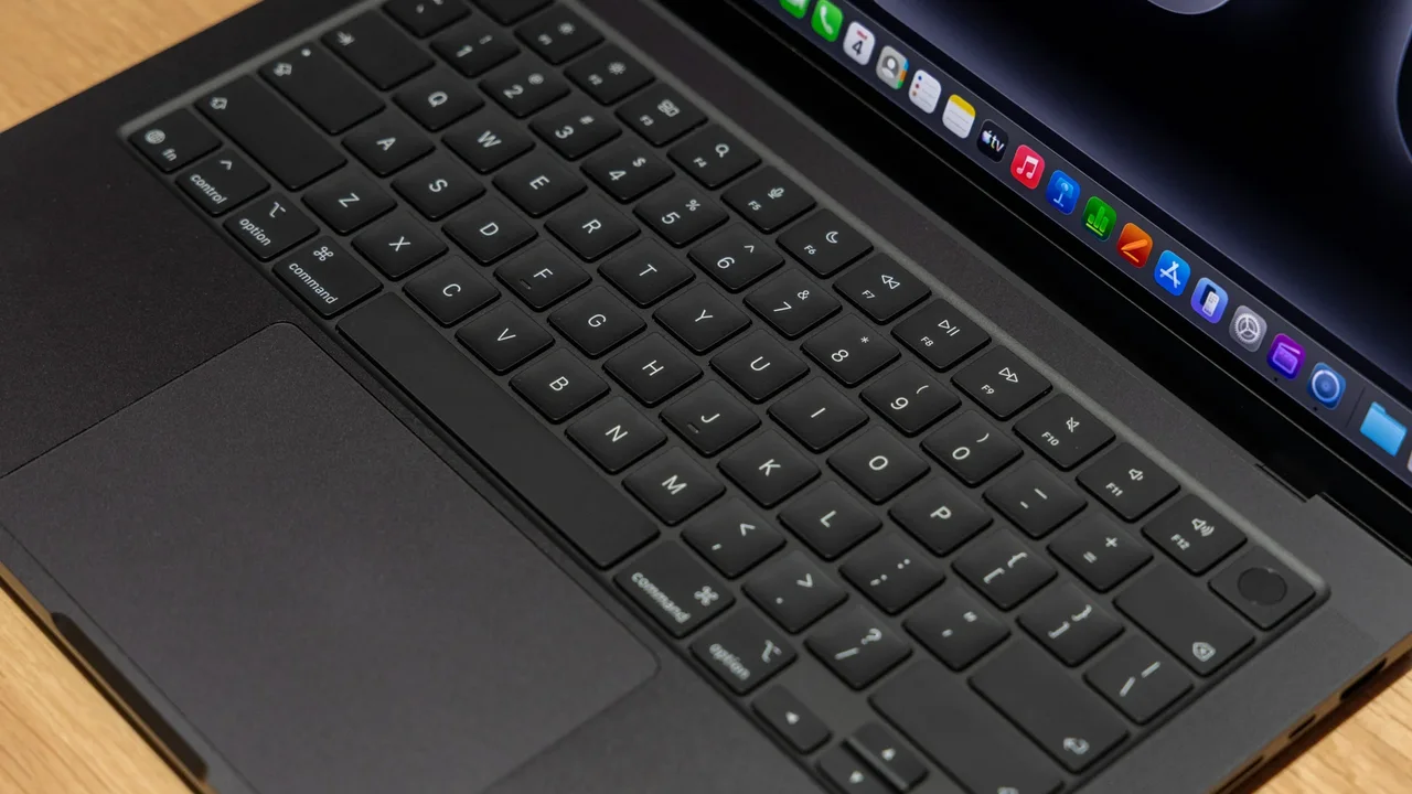 MacBook Pro M5 Max Ekranında Renk Bozulması İddiası