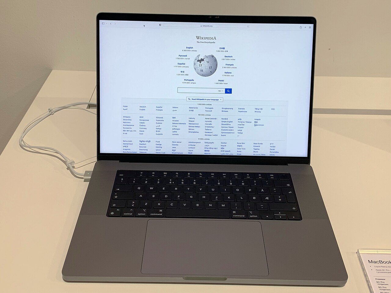 MacBook Ultra için Geri Sayım: OLED Devrimi Yolda