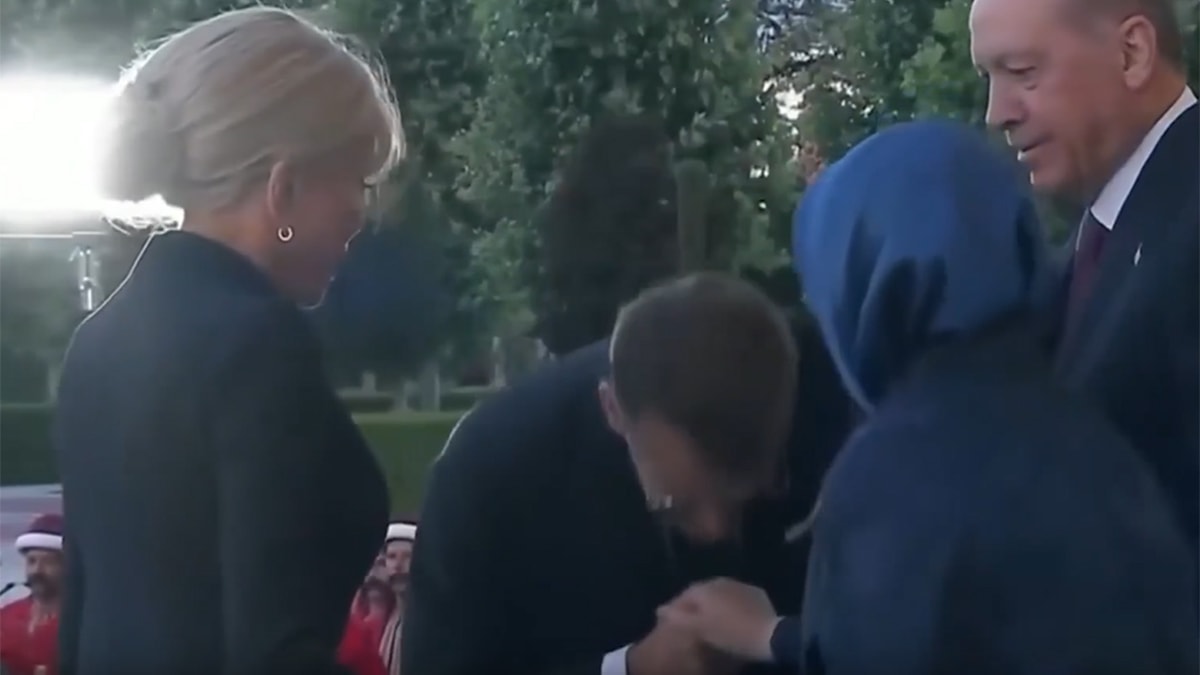 Macron'dan Emine Erdoğan'a ilginç jest: El öpmeye çalıştı