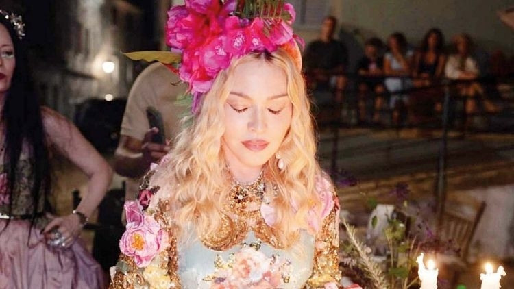 Madonna 68. yaş gününü Yunanistan’da sirtaki ile kutladı