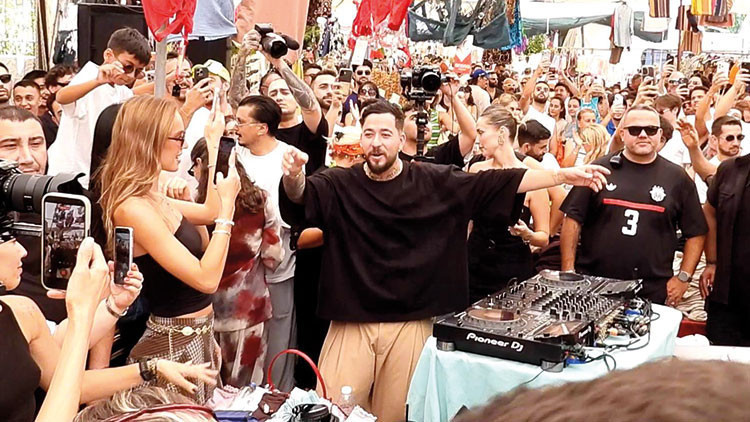 Mahmut Orhan, Çeşme-Alaçatı Semt Pazarında DJ Performansıyla Alışverişi Şölene Çevirdi