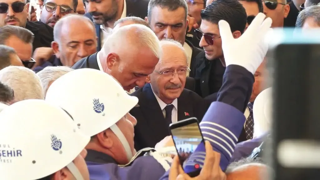 Mahsun Kırmızıgül'den Kadir İnanır'ın cenazesindeki itişmeye sert tepki