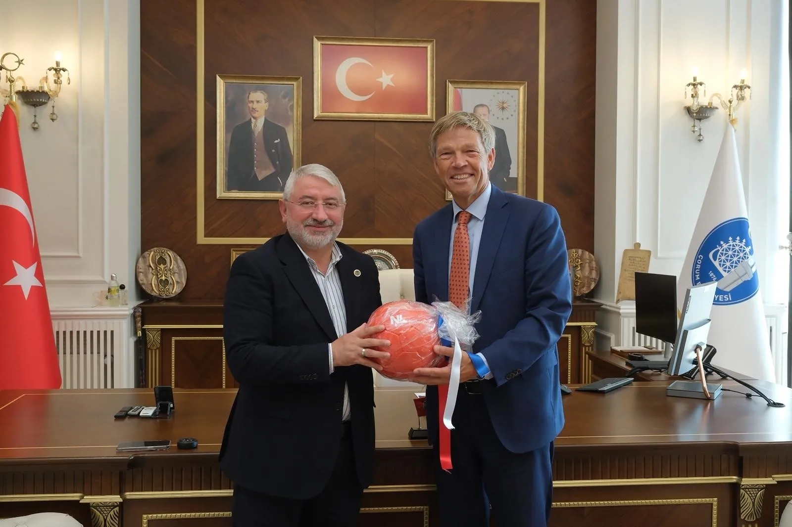 Makam odasında futbol şov: Başkan ve Büyükelçi'den renkli anlar