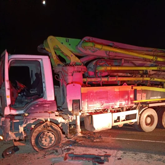 Malatya'da Beton Mikseri ile Çarpışan Araç Devrildi: 2 Yaralı