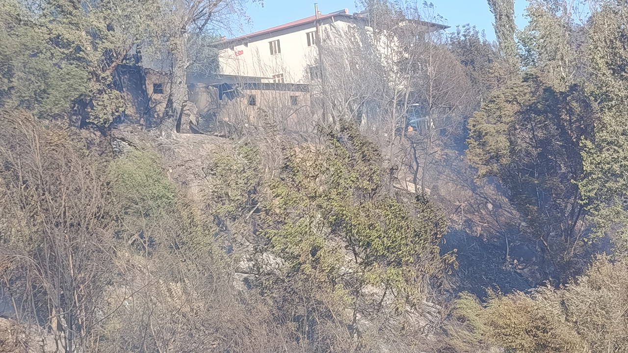 Malatya Darende'de Yangın: Vatandaşlar ve Ekiplerin Müdahalesiyle Söndürüldü