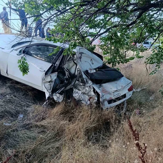 Malatya Doğanşehir'de Tırın Çarptığı Otomobilde 5 Yaralı: Kaza Anı Kamerada