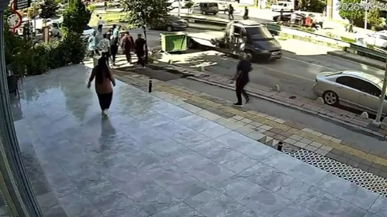 Malatya'da motokurye kazadan saniyelerle kurtuldu