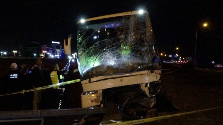 Malatya'da korkunç kaza: Otobüs ile ticari araç çarpıştı, 2 ölü 3 yaralı