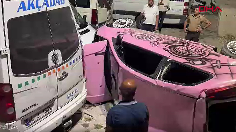 Malatya'da otomobil otoparka uçtu: 3 minibüs hasar gördü, sürücü yaralandı