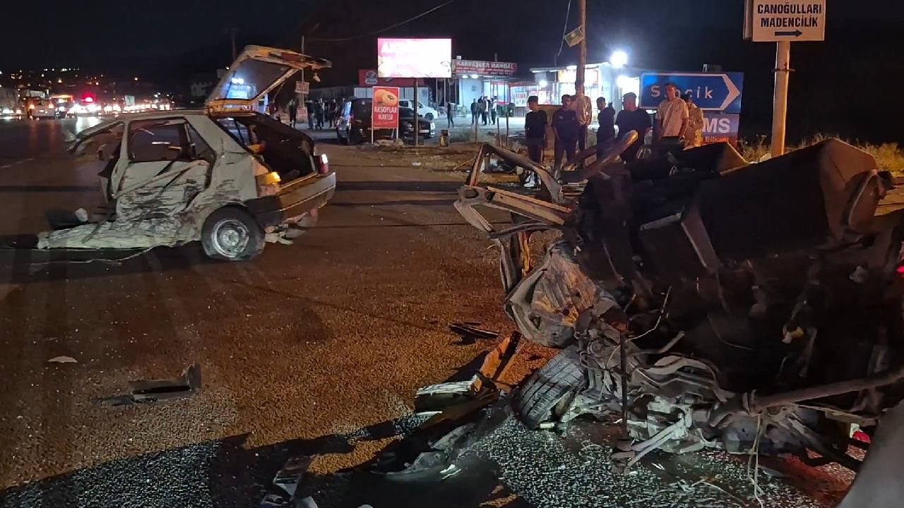 Malatya'da zincirleme kaza: Araç ikiye bölündü, 1'i ağır 4 yaralı