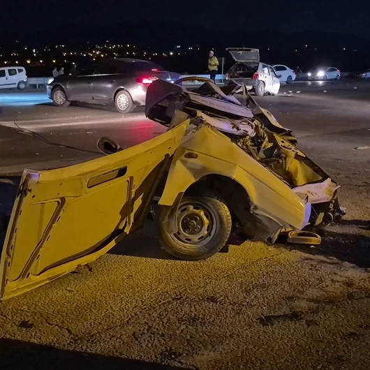 Malatya'da Zincirleme Kaza: Otomobil İkiye Bölündü, 4 Yaralı