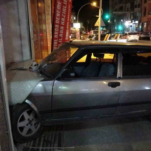 Malatya'da Kontrolden Çıkan Otomobil Dershaneye Girdi
