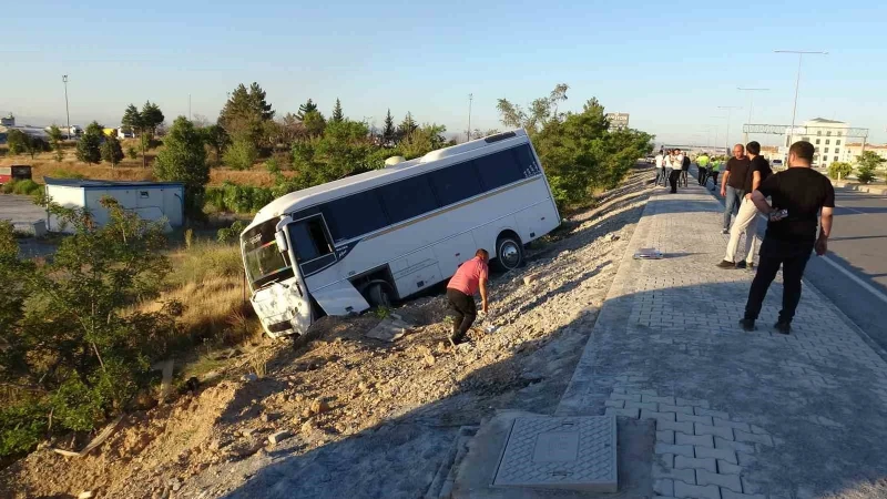 Malatya'da lastiği patlayan servis aracı devrildi: 5 yaralı