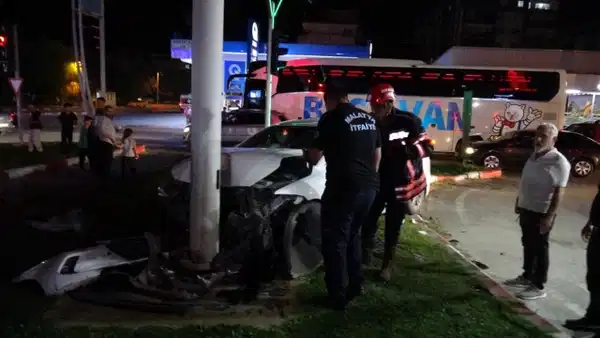 Malatya'da Trambüs Direğine Çarpan Otomobilin Sürücüsü Ambulanstan Kaçtı