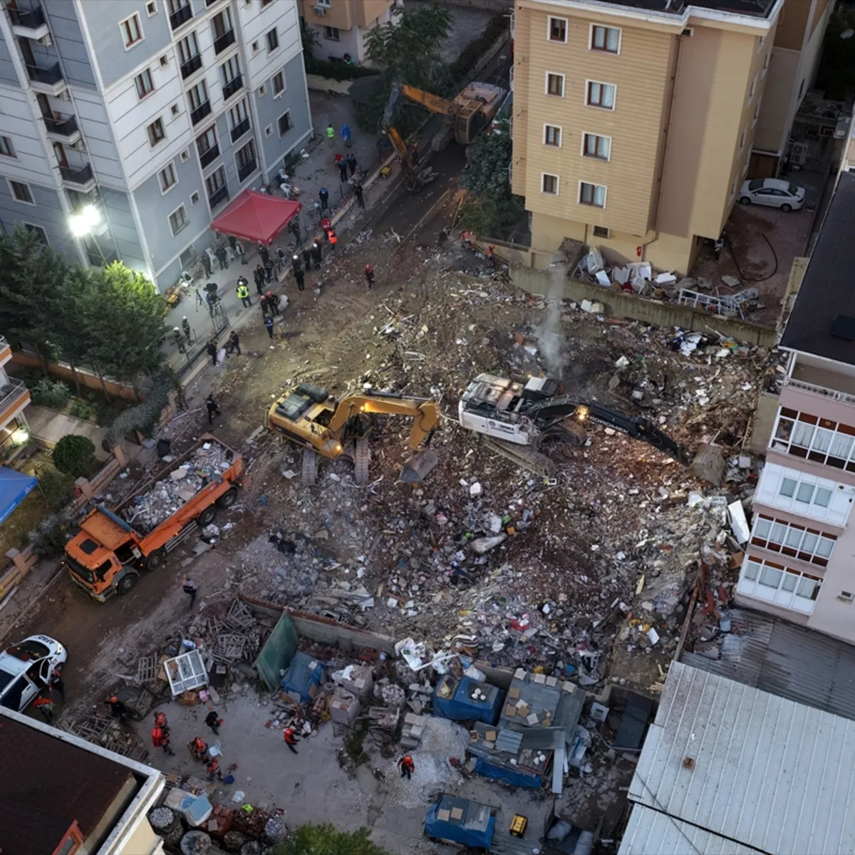 Maltepe'de 5 kişinin öldüğü binanın enkazı kaldırıldı
