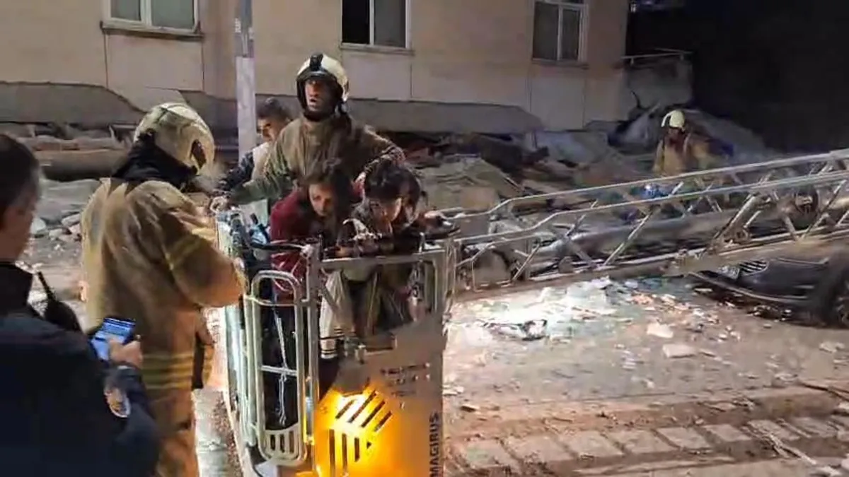 Maltepe'de 7 Katlı Bina Çöktü: 8 Kişi Kurtarıldı, 4 Kişi İçin Çalışma Sürüyor
