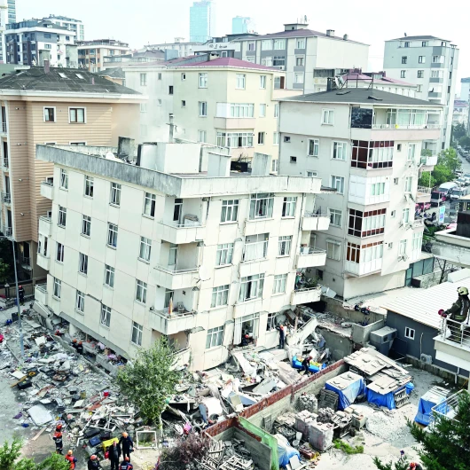 Maltepe'de Çöken Bina: 4 Kaçak Kat İçin 1989'dan Beri Yıkım Kararı Uygulanmadı