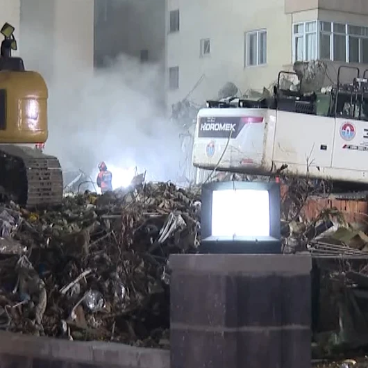 Maltepe'de çöken binada kontrollü yıkım sürüyor