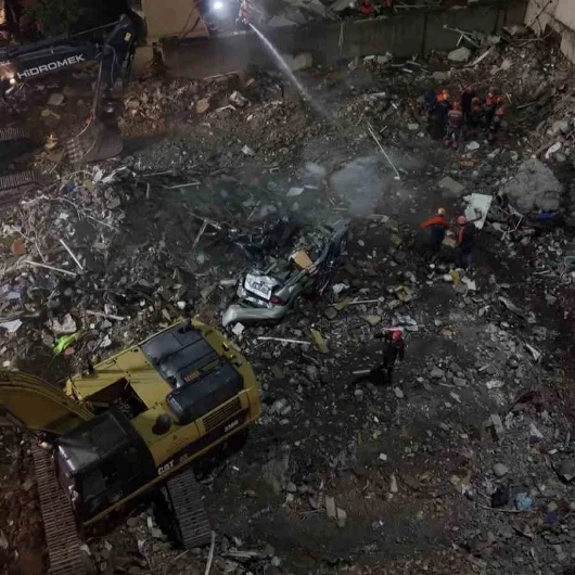 Maltepe'de Enkaz Altındaki Araç Havadan Görüntülendi