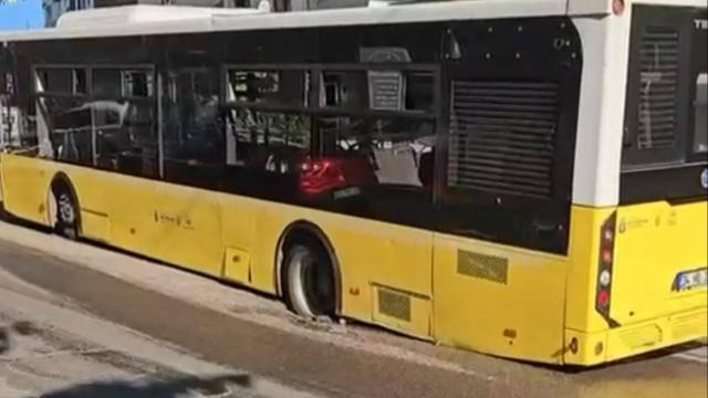 Maltepe'de İETT Otobüsü Çukura Düştü: Yol Çöktü