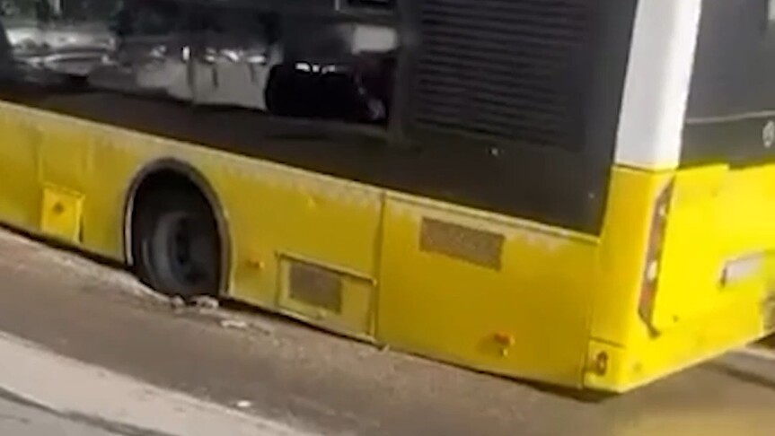 Maltepe'de İETT Otobüsü Çukura Düştü: Yol Çöktü