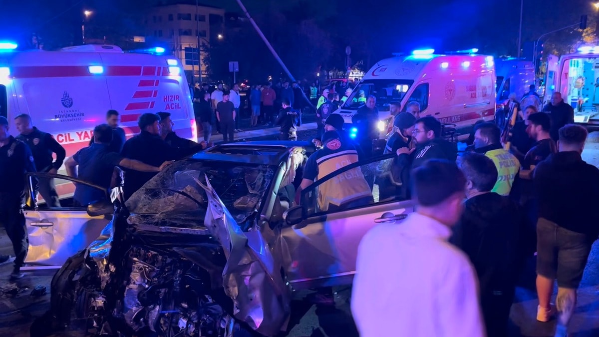 Maltepe'de feci kaza: 11 yaralı, araçlar savaş alanına döndü