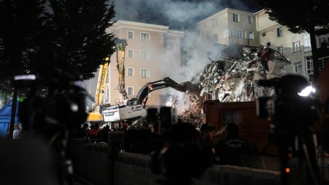 Maltepe'de kısmi çökme: 3 kişi için kontrollü yıkım