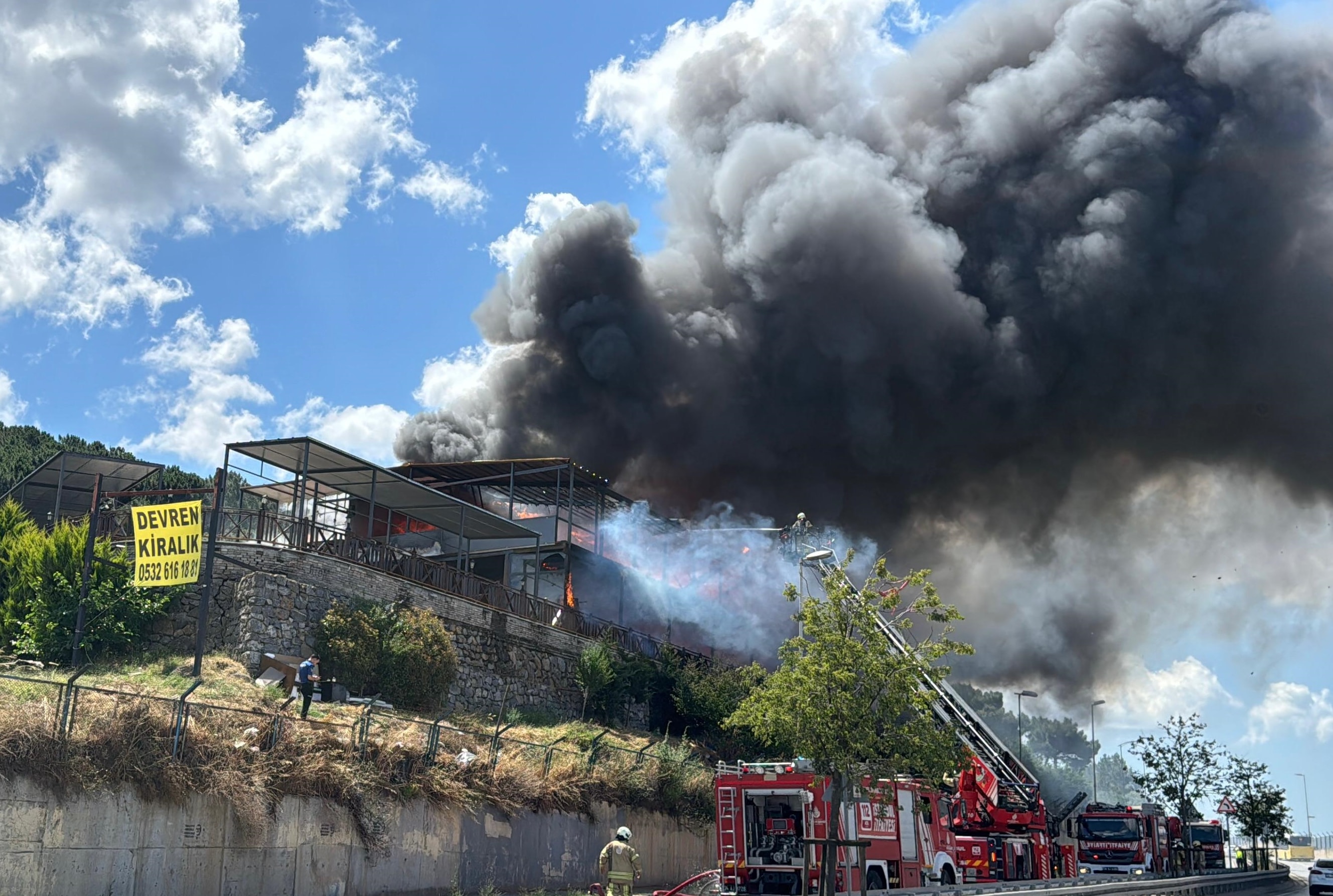 Maltepe'de restoranda yangın: İtfaiye ekipleri müdahale ediyor