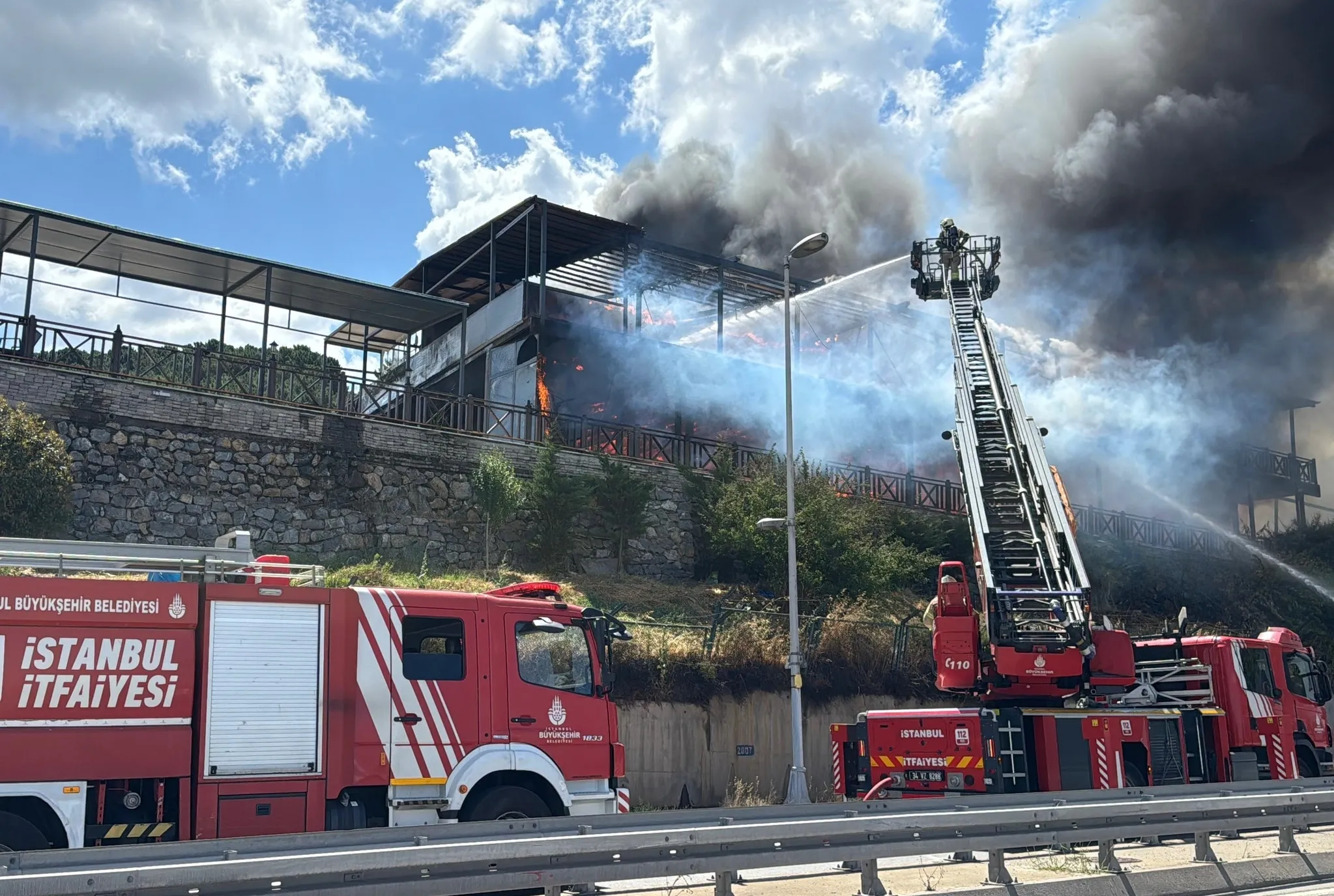 Maltepe'de restoranda yangın paniği: Ormana sıçramadan söndürüldü