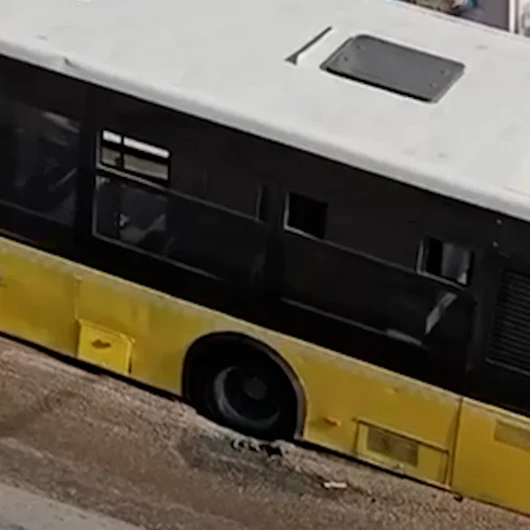Maltepe'de Yol Çöktü: İETT Otobüsü Çukura Düştü