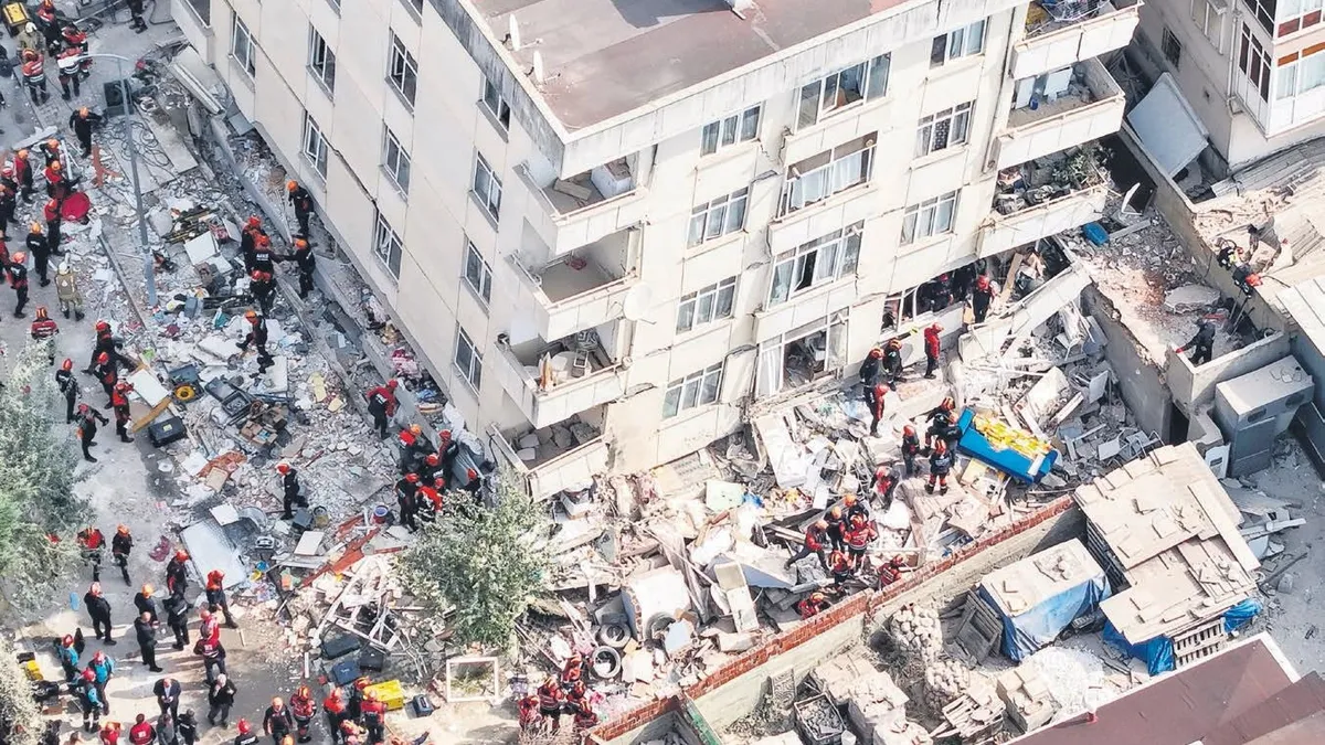 Maltepe'de 7 Katlı Bina Çöktü: 3 Ölü, 2 Kişi Enkaz Altında