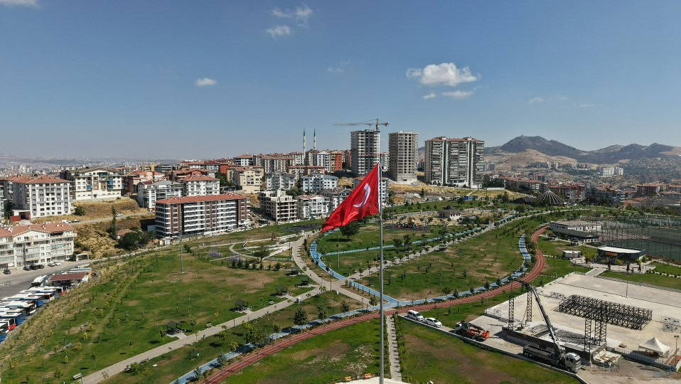 Mamak'ta 100. Yıl Cumhuriyet Millet Bahçesi'ne 52 Metrelik Bayrak Anıtı